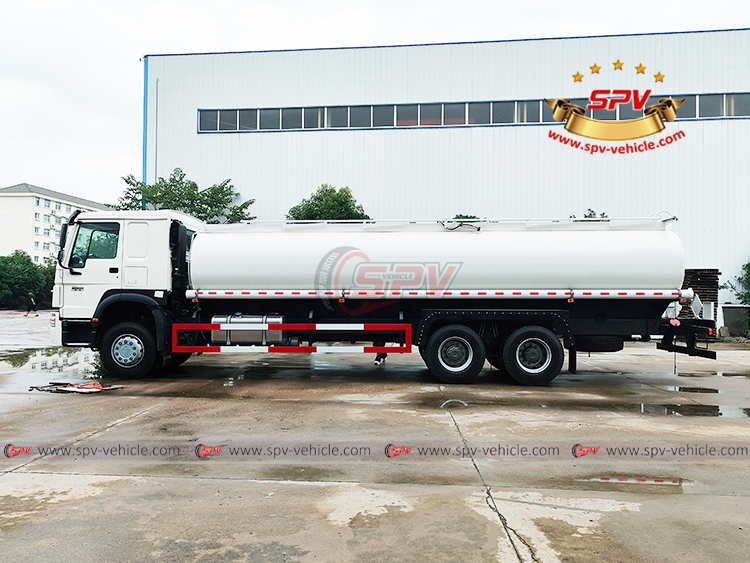 25,000 Litres Refueler Tank Truck Sinotruk - Left Side View